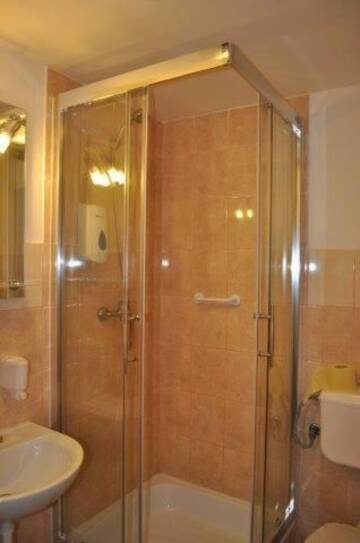 Фото номера Одноместный номер с ванной комнатой Отель Hotel u Liska г. Кутно 9