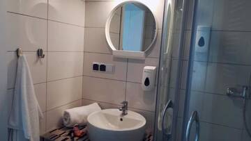 Фото номера Трехместный номер Отель Hotel Inner City г. Кутно 5