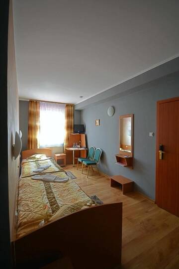 Фото номера Стандартный двухместный номер с 2 отдельными кроватями Отель Hotel Awis г. Кутно 3