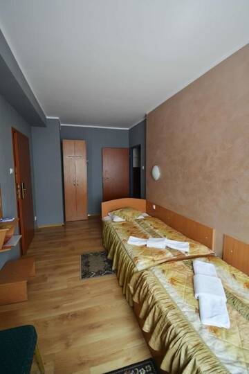 Фото номера Стандартный двухместный номер с 2 отдельными кроватями Отель Hotel Awis г. Кутно 2