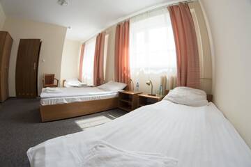 Фото номера Четырехместный номер с собственной ванной комнатой Отель Hotel Stacja Kutno г. Кутно 2